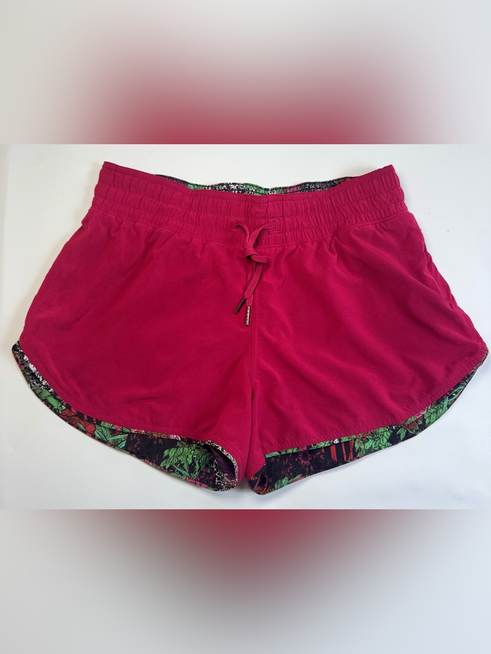 Lululemon Choose A Side Reversible Shorts in the Pink Zen Garden Print- Size 8